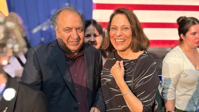 نیوجرسی میں اسمبلی وومین شمع حیدر ڈیموکریٹک پرائمری الیکشن میں کامیاب ہو گئیں نیوجرسی (محسن ظہیر)امریکی ریاست نیوجرسی میں پاکستانی نژاد امریکی شمع حیدر ، نیوجرسی سٹیٹ اسمبلی وومین کے ڈیموکریٹک پارٹی کے پرائمری الیکشن میں کامیاب ہو گئی ہیں ۔ پرائمری الیکشن میں کامیابی کے بعد شمع حیدر اب نومبر میں جنرل الیکشن لڑیں گی ۔ شمع حیدر جو کہ تیسری ٹرم کے لئے اسمبلی وومین کے الیکشن لڑررہی ہیں، کو منگل 10جون کو ہونیوالے ڈیموکریٹک پرائمری الیکشن میں اپنے اسمبلی ڈسٹرکٹ میں دو امیدواروں کاسا منا تھا ۔ آخری اطلاعات کے مطابق شمع حیدر نے پونے دس ہزار ووٹ لے کر پرائمری الیکشن میں کامیابی اپنے نام کر لی ہے ۔ نتائج کے اعلان کے موقع پر ڈیموکریٹک پارٹی قائدین ، ووٹرز اور سپورٹرز شمع حیدر کے اسمبلی ڈسٹرکٹ میں ان کے ساتھ موجود تھے ۔ پاکستانی امریکن کمیونٹی کی ممتاز سماجی ، سیاسی و کاروباری شخصیت میاں بشارت بھی اپنے قریبی ساتھیوں کے ساتھ موجود تھے ۔ نتائج کا اعلان ہوتے ہی ، انتخابی مہم کے آفس میں خوشی کی لہر دوڑ گئی ۔ میاں بشارت ، نے پوری پاکستانی امریکن کمیونٹی کی جانب سے شمع حیدر کو مبارکباد دی اور کہا کہ وہ پوری کمیونٹی کے لئے باعث فخر ہیں ۔ شمع حیدر نے بھی اپنے تمام ووٹرز اور سپورٹرز کا شکرئیہ ادا کیا کہ جنہوں نے الیکشن میں ان کا بھرپور ساتھ دیا اور ان کی کامیابی کو یقینی بنایا۔ یہ بھی پڑھیں : امیگریشن کی اہم خبریں پڑھنے کے لئے اس لنک پر کلک کریں یہ بھی پڑھیں : بلاول بھٹو کی قیادت میں پاکستانی پارلیمانی وفد کے دورہ امریکہ کی خبریں پڑھنے کے لئے یہاں کلک کریں