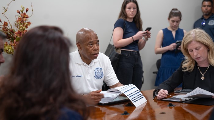 نیویارک میں آف ڈیوٹی فیڈرل آفیسر پر فائرنگ: حملہ آور گرفتار،مئیر ایڈمز، آفیسر کی ہسپتال میں تیمارداری