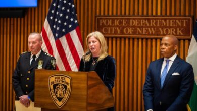 نیویارک سٹی کے مئیر ایرک ایڈمز اور نیویارک سٹی پولیس کمشنر جیسیکا ٹش