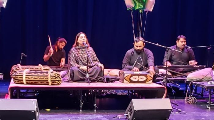 صنم ماوری کو فرینڈ ز سرکل آف ساؤتھ فلوریڈا کے صدر میاں طاہراسماعیل، نائب صدر میاں احسان الحق اور لیاقت علی کی جانب سے بیسٹ پرفارمنس ایوارڈ پیش کیا گیا