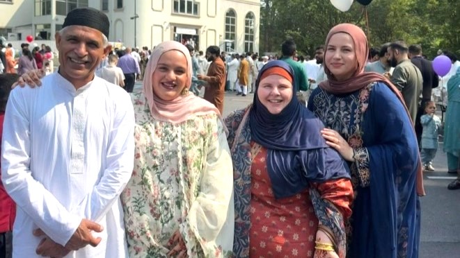 Mohammed Yasin along with his wife and daughters