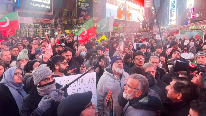 پی ٹی آئی نیویارک اور نیوجرسی کے زیر اہتمام عمران خان کی خراب صحت، آنکھ کی بیماری اور جلد رہائی کے مطالبے کے سلسلے میں ٹائمز اسکوائر نیویارک میں ایک ہفتے میں دوسرا احتجاجی مظاہرہ