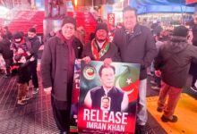 نیو یارک ٹائمز اسکوائر میں عمران خان کی حمایت میں بڑا احتجاجی مظاہرہ
