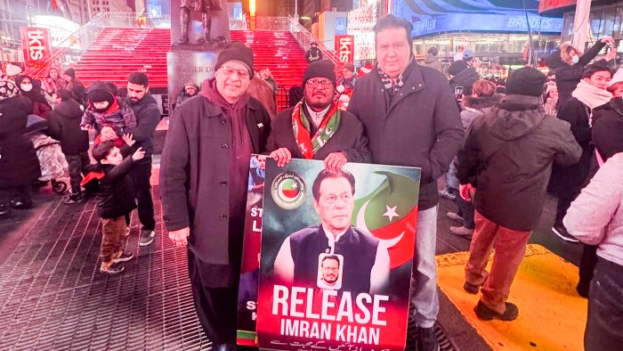 نیو یارک ٹائمز اسکوائر میں عمران خان کی حمایت میں بڑا احتجاجی مظاہرہ