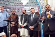 سین ڈیاگو اسلامک سنٹر واقعہ کے بعد نیویارک پولیس ڈیپارٹمنٹ کے ڈپٹی کمشنر ایلڈن فوسٹر ، مکی مسجد میں پہنچ گئے