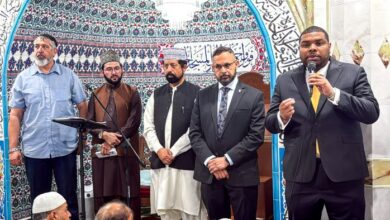 سین ڈیاگو اسلامک سنٹر واقعہ کے بعد نیویارک پولیس ڈیپارٹمنٹ کے ڈپٹی کمشنر ایلڈن فوسٹر ، مکی مسجد میں پہنچ گئے