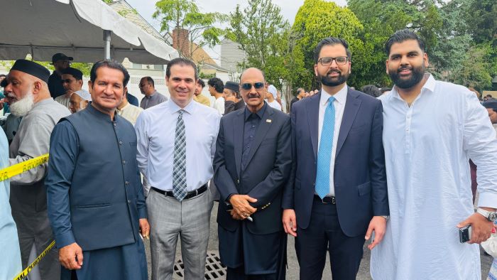 ٹاؤن آف ہیمپسٹیڈ کے سپروائزر جان فریٹی مسلم امریکن کمیونٹی کو عید کی مبارکباد دینے کے لئے حمزہ مسجد لانگ آئی لینڈ پہنچ گئے