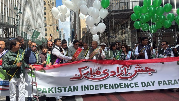 نیویارک میں پاکستان ڈے پریڈ ، مین ہیٹن کی فضاءپاکستان زندہ آباد کے نعروں سے گونج اٹھی