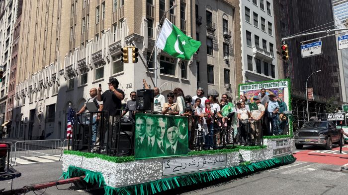 نیویارک میں پاکستان ڈے پریڈ ، مین ہیٹن کی فضاءپاکستان زندہ آباد کے نعروں سے گونج اٹھی